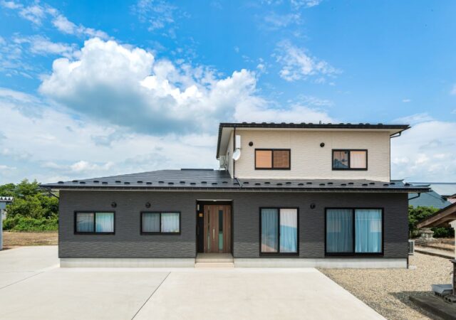 圧巻の神棚が迎えるモダン和室　終の棲家となる平屋邸宅風の家