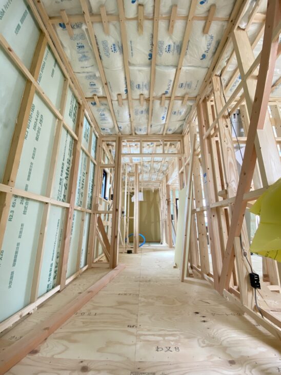 天井にグラスウール、壁に硬質ウレタンフォームの断熱材を充填した構造の写真