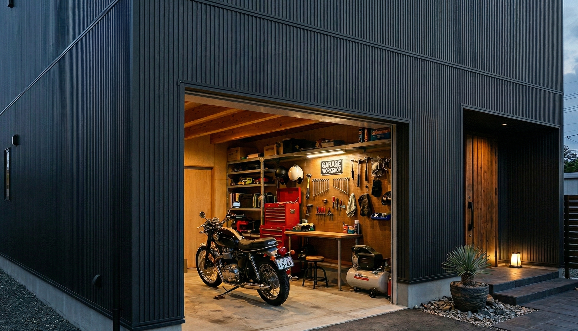 ガレージのある家。バイクや整備用品が置かれている